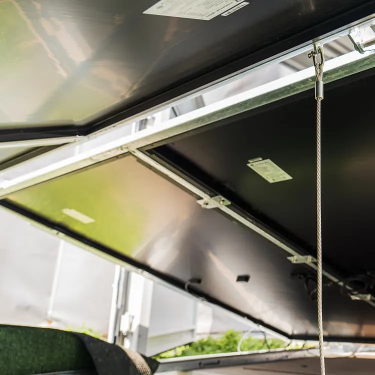 The solar panels in the energy storage cabinet directly charge the liquid-cooled energy storage